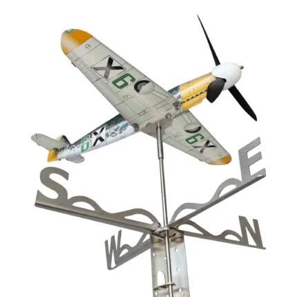 Сглобен ветропоказател и модел на български изтребител Месершмит Bf109 от Втората световна война с посоки на света